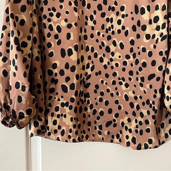 DR2 Designer Satin Tan and Black Pattern Print Blouse Women’s Size Large - Picture 9 of 16
